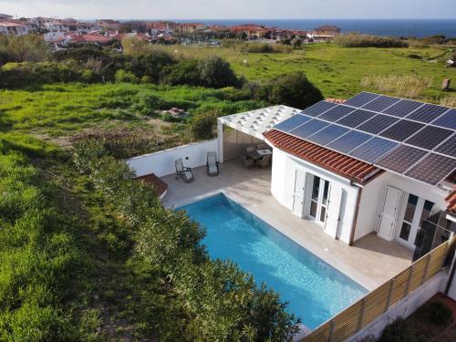 uma casa com painéis solares no telhado em Casa Su Soli Sardu II - Sea View em Codaruina