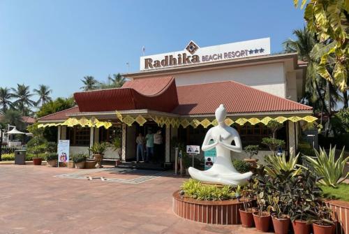 un negozio con una grande statua davanti di Radhika Beach Resort & Spa Diu a Nagwa