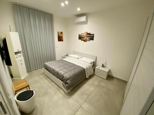 a small bedroom with a bed and a bathroom at Appartamento Casa Crispino Piano terra per 3 persone in Frattaminore
