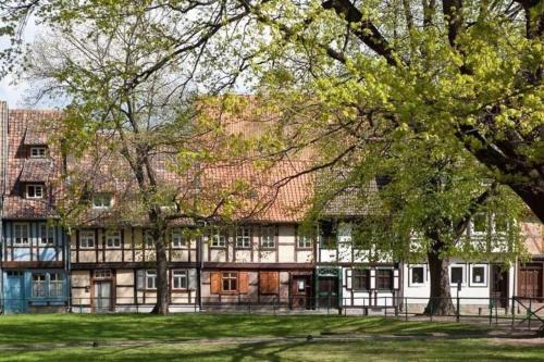 een oud gebouw met bomen ervoor bij Ferienhaus in kleiner Ferienanlage mit vielen Freizeitmöglichkeiten - b56477 in Harzgerode