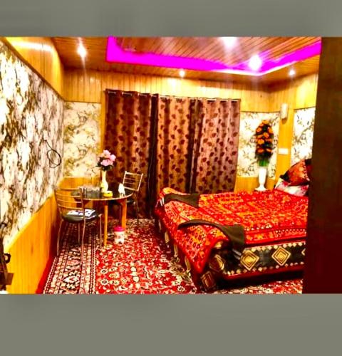 um quarto com uma cama, uma mesa e uma mesa; em Sheraz palace em Tangmarg