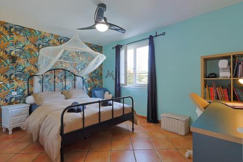 une chambre avec un lit dans une pièce aux murs bleus dans l'établissement Superbe maison élégante proche mer, au Pradet