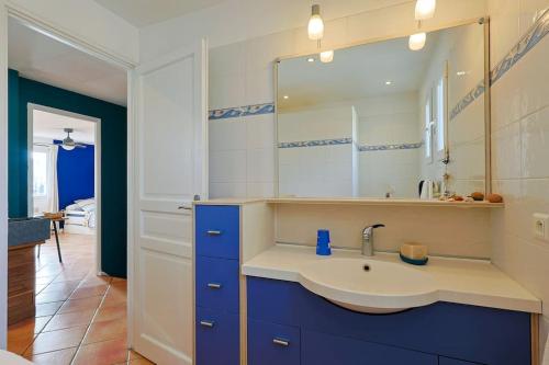 une salle de bain avec un lavabo et un miroir dans l'établissement Superbe maison élégante proche mer, au Pradet