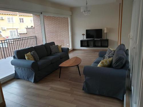 sala de estar con sofá y TV en Chalet IFema 5 Habitaciones 4 baños, parking free en Madrid