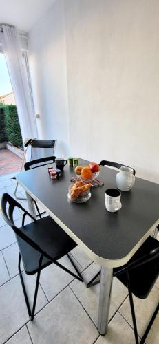 une table avec une assiette de nourriture dessus dans l'établissement Le Petit Nénuphar plage et commerces à 400 m, au Grau-du-Roi