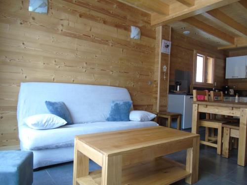 un salon avec un canapé blanc et une table dans l'établissement L'ESCACHELLE, à Les Déserts