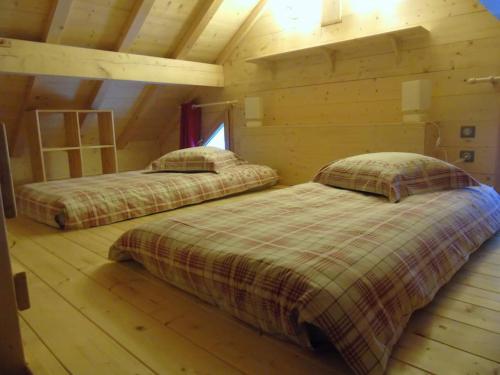 - 2 lits dans une cabine en rondins dans l'établissement L'ESCACHELLE, à Les Déserts