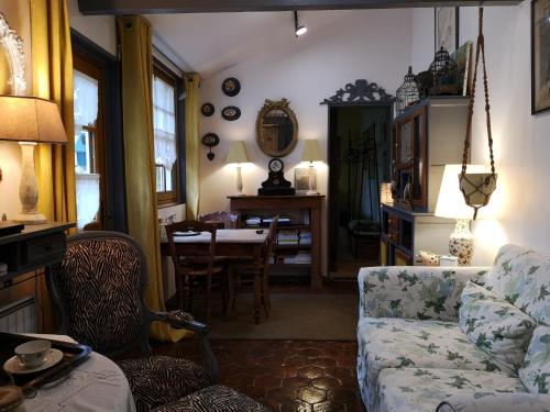 - un salon avec un canapé et une table dans l'établissement Villa le Cloky, à Thomery