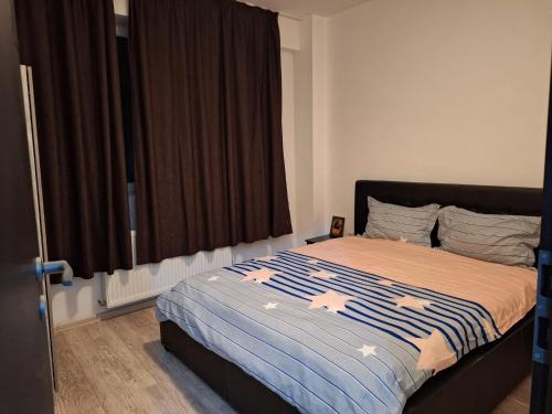 una camera da letto con un letto e una grande finestra di Cazare Regim Hotelier apartament 2 camere Militari a Roşu