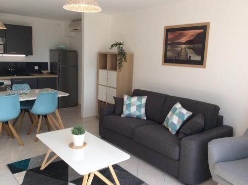 un salon avec un canapé et une table dans l'établissement Gites Ugliastru PORTICCIO, à Eccica-Suarella