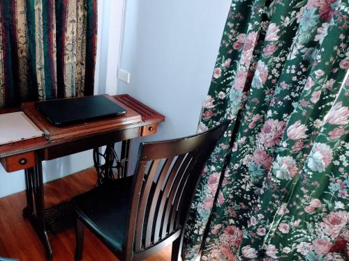 Posezení v ubytování Mango Tree Guestroom