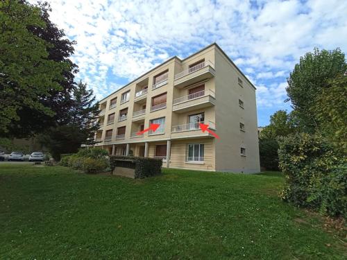 ein großes Gebäude mit roten Bögen an der Seite in der Unterkunft Appartement 6 personnes 100 m2 in Chatou