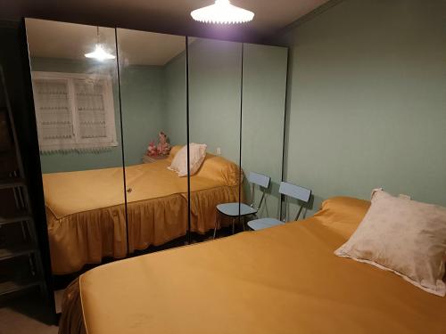 Ένα ή περισσότερα κρεβάτια σε δωμάτιο στο maison dans hameau 6 km de la mer