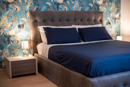 1 dormitorio con 1 cama grande y edredón azul en Art Gallery Rimini Apartments 130mq Esclusivo, en Rímini
