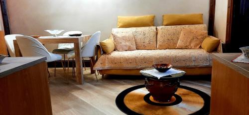 ein Wohnzimmer mit einem Sofa und einem Tisch in der Unterkunft Al castello da Nancy e il piccolo principe in Piano di Sorrento