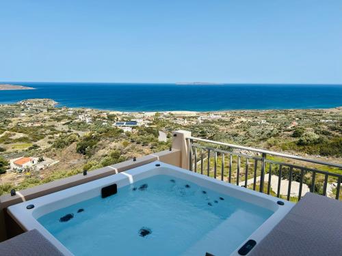 bañera de hidromasaje en un balcón con vistas al océano en Bella Mare Sitia en Sitia