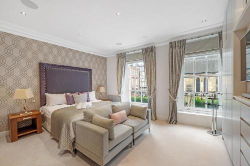 - une chambre avec un lit, une chaise et une fenêtre dans l'établissement Casa Italia near Sloane Square - AC all Bedrooms, à Londres