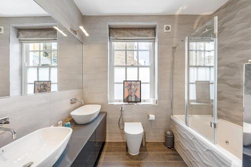 La salle de bains est pourvue d'une baignoire, de toilettes et d'un lavabo. dans l'établissement Casa Italia near Sloane Square - AC all Bedrooms, à Londres