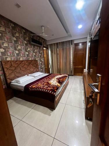 a bedroom with a large bed in a room at Kamz Homestay Chandigarh 35 in Chandīgarh