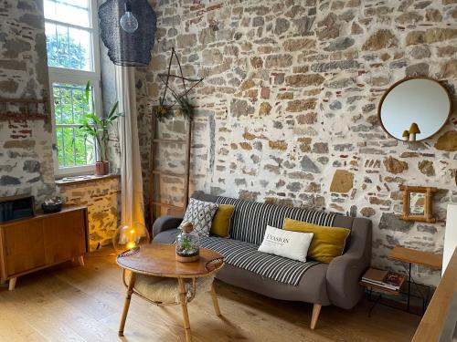 - un salon avec un canapé et une table dans l'établissement Le Jardin Suspendu Vieux-Lyon - Option Garage, à Lyon