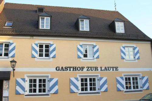 ein Gebäude mit einem Schild an der Seite in der Unterkunft Hotel und Gasthof Zur Laute in Mindelheim