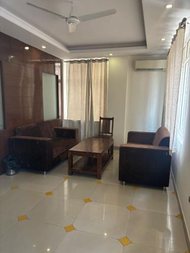 een woonkamer met een bank en een salontafel bij Tipsyy Heritage Heights in Jaipur