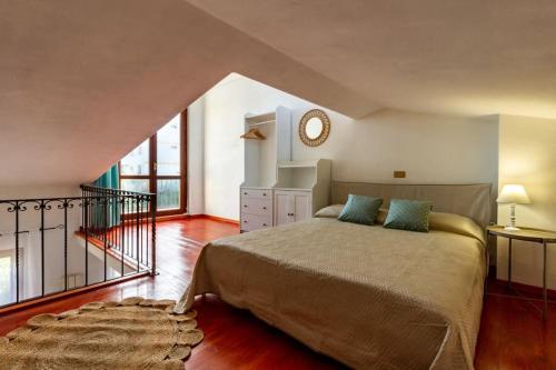 1 dormitorio con 1 cama y reloj en la pared en Su Trigu, primo piano, en Bari Sardo