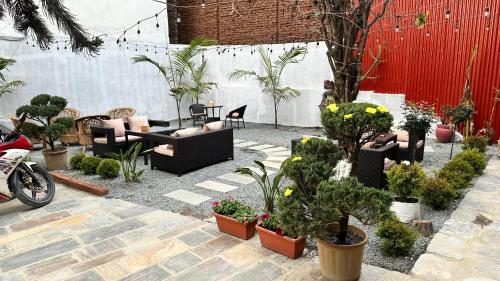 eine Terrasse mit einem Haufen Pflanzen und Möbeln in der Unterkunft PS Boutique Hotel in Kathmandu