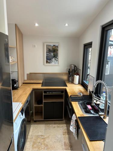 une cuisine avec un évier et un plan de travail dans l'établissement Petite Pépite du Suquet, à Cannes