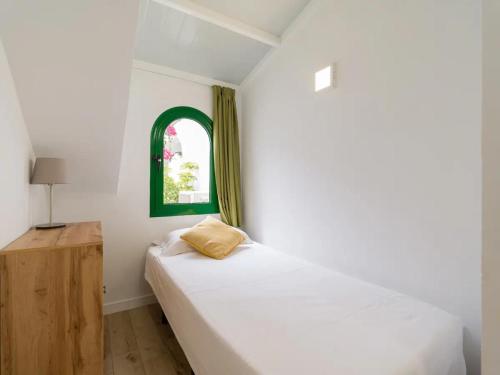 ein weißes Schlafzimmer mit einem Bett und einem Fenster in der Unterkunft Elegante apartamento 5 min de playa in San Bartolomé de Tirajana
