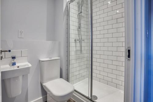 y baño con ducha, aseo y lavamanos. en Smart 2 Bedroom Flat in the Heart of Birmingham, en Birmingham