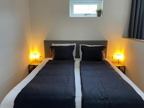 1 dormitorio con 2 camas y 2 lámparas en ambos lados en Studio River, Luxe dichtbij strand en Duinen, en Egmond aan Zee