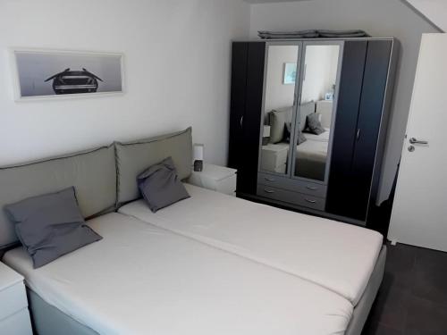 Un pat sau paturi într-o cameră la Schicke u. moderne FeWo zum Odenwald