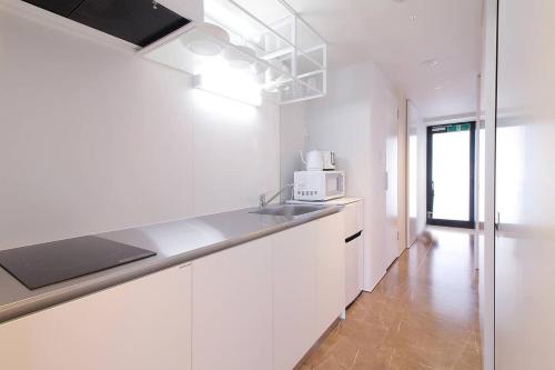 Η κουζίνα ή μικρή κουζίνα στο bHOTEL Komachi - BREAKFAST Included - Central Stay