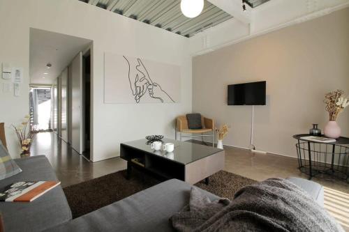 Μια τηλεόραση ή/και κέντρο ψυχαγωγίας στο b hotel Komachi - City Retreat with BREAKFAST