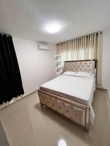 - une chambre avec un grand lit dans l'établissement Luxury apartment and very quiet great area / Vacation Rental, à Santiago de los Caballeros