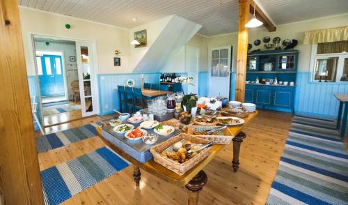 una cucina con un tavolo con del cibo sopra di Lomamokkila Cottages a Savonlinna