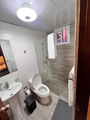 Bathroom sa Luxury apartment and very quiet great area / Vacation Rental