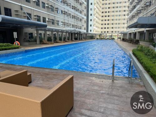 SMG - Studio@Green2: Wi-fi, Netflix, Swim & Relax في Cavite: مسبح كبير وسط مبنى