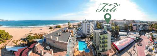 - une vue aérienne sur une plage avec des bâtiments et l'océan dans l'établissement Hotel Juli, à Sunny Beach
