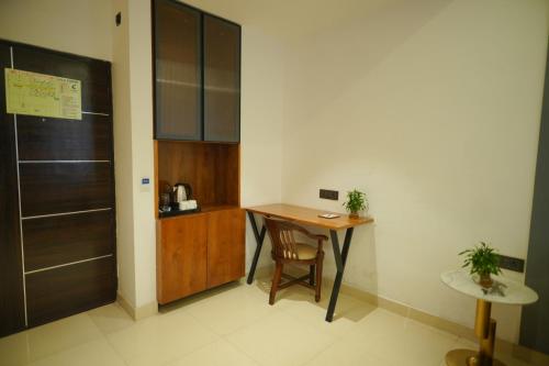 a small room with a table and a chair at Comfort Inn Karnal in Taraori
