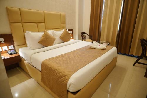 a hotel room with a large bed in a room at Comfort Inn Karnal in Taraori