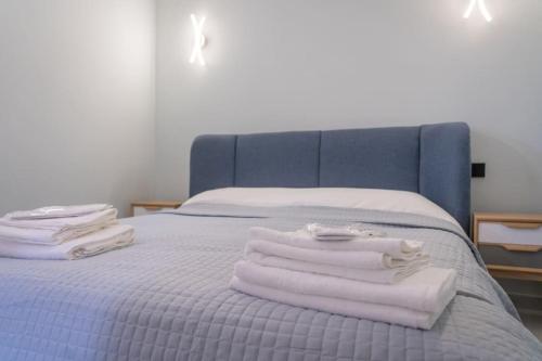 a bed with white towels on top of it at Casa Ela in Genova