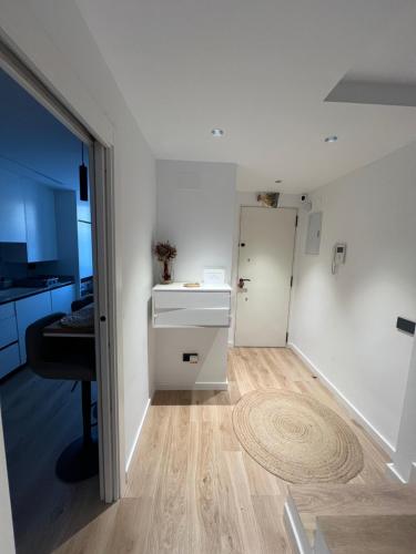 阿爾法法的住宿－Como en casa!，白色的小房间,配有冰箱和桌子