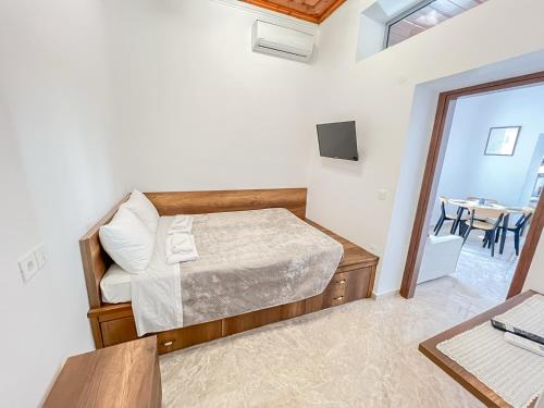 a small bedroom with a bed and a table at La Casa di villagio in Koskinou
