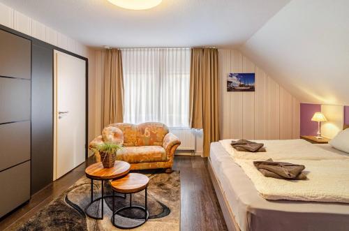 een hotelkamer met een bed en een bank bij Nordsee Ferienwohnung 9 Personen in Wangerland