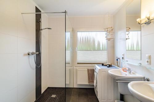 een badkamer met een douche en een wastafel bij Nordsee Ferienwohnung 9 Personen in Wangerland