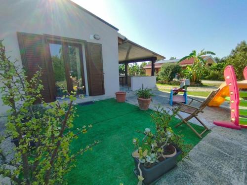 阿爾蓋羅的住宿－Camera Serraona，后院设有带滑梯的绿色草坪