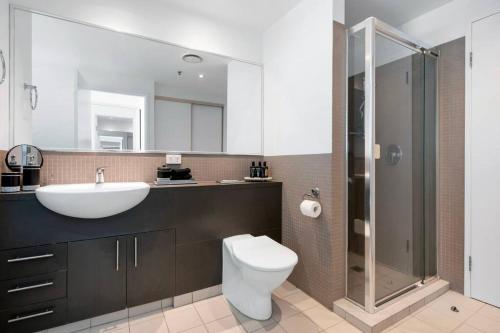 une salle de bain avec toilettes, lavabo et douche dans l'établissement Exceptional Luxury ~ Broadwater Beauty ~ Free Parking ~ Top Location, à Gold Coast