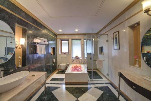 Ванная комната в Ramada Udaipur Resort & Spa